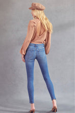 Load image into Gallery viewer, The Clean &amp; Classic Medium Wash Skinny Jean